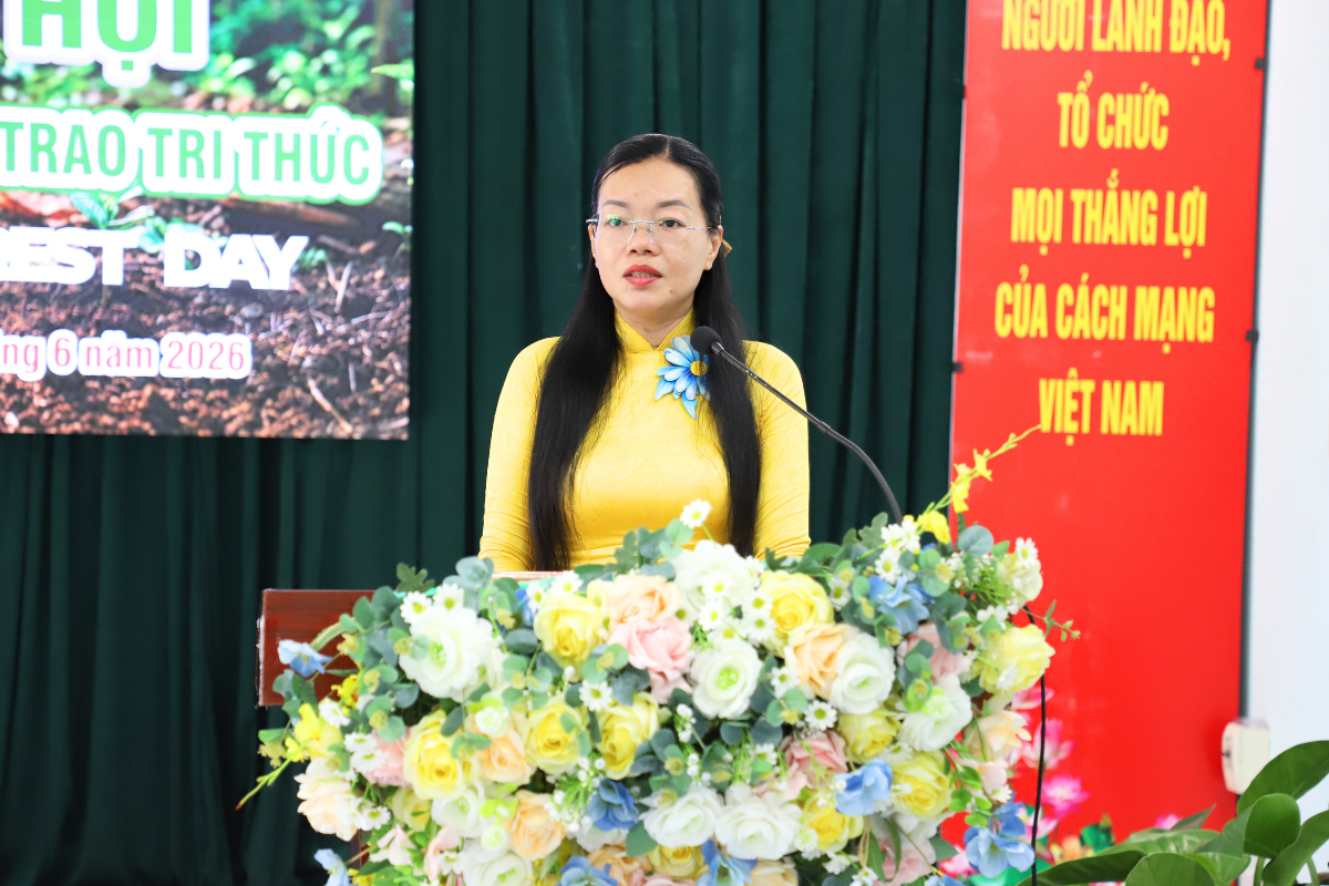 Bà Trần Thị Cẩm Thúy - Ủy viên Ban Thường vụ Đảng ủy, Chủ tịch Ủy ban MTTQ Việt Nam xã Bình Lợi phát biểu tại chương trình.